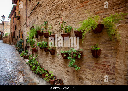 Volterra città medievale in Toscana tradizionale case pittoresche Alley Italia Foto Stock