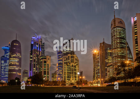 Doha, Qatar skyline al tramonto dal parco Sheraton che mostra i grattacieli del quartiere finanziario di West Bay Foto Stock