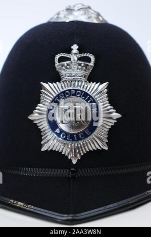 Cappello/casco tradizionale della polizia metropolitana inglese reale su sfondo bianco. Fotografia di Danny Fitzpatrick www.dfphotography.co.uk danny@dfphoto Foto Stock