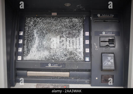 Tehran, Iran. Xix Nov, 2019. Questa immagine mostra un ATM (Automated Teller Machine) che è stato bruciato per tutta la notte durante le proteste su aumentando il prezzo del carburante mediante il governo, in Tehran orientale. L'Iran il 15 novembre aumentato i prezzi del carburante da almeno 50 percento richiedendo proteste in diverse città. Credito: Rouzbeh Fouladi/ZUMA filo/Alamy Live News Foto Stock