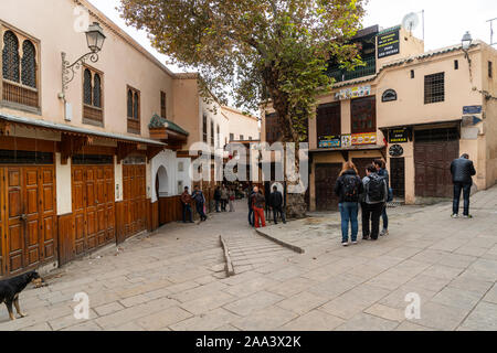 Fez, in Marocco. Il 9 novembre 2019. i turisti a piedi in piazza Seffarine Foto Stock