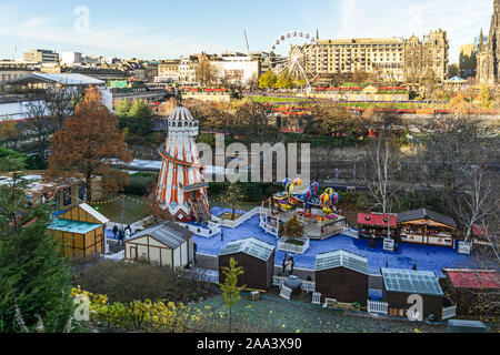 Edimburgo di Natale 2019 nella zona est di Princes Street Gardens Edinburgh Scotland Regno Unito con eventi giostre e attrazioni mercati visto dalla strada del mercato Foto Stock