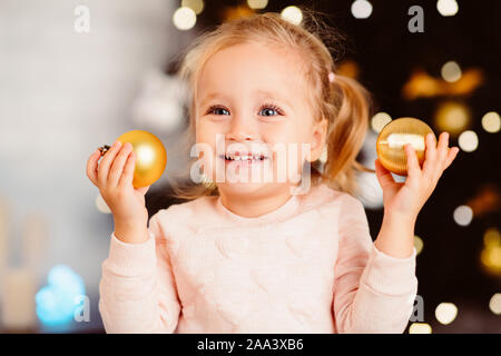 Bambino con le palle di Natale godendo le vacanze invernali Foto Stock