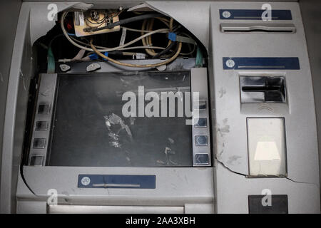 Tehran, Iran. Xix Nov, 2019. Questa immagine mostra un ATM (Automated Teller Machine) che è stato bruciato per tutta la notte durante le proteste su aumentando il prezzo del carburante mediante il governo, in Tehran orientale. L'Iran il 15 novembre aumentato i prezzi del carburante da almeno 50 percento richiedendo proteste in diverse città. Credito: Rouzbeh Fouladi/ZUMA filo/Alamy Live News Foto Stock