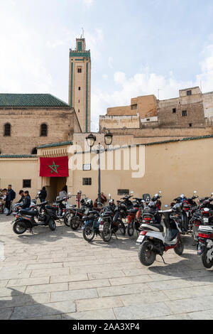 Fez, in Marocco. Il 9 novembre 2019. La bandiera marocchina appesa sopra un ingresso alla medina Foto Stock