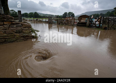 L'acqua che scende lungo una strada di drenaggio dopo una tempesta, creando un idromassaggio, North Yorkshire, UK. Foto Stock