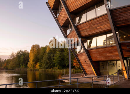 Autunno mattina presso il Learning Resource Center sul Giubileo del Campus dell Università di Nottingham, Nottinghamshire REGNO UNITO Inghilterra Foto Stock