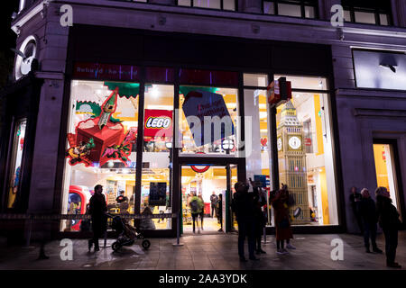 Londra - 13 novembre 2019: Lego store shop di notte a Natale a Leicester Square a Londra Foto Stock