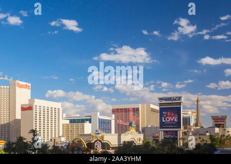 LAS VEGAS, NEVADA - 17 MAGGIO 2017: Vista della città di Las Vegas, Nevada, con cielo blu, spazio copia e resort casinò hotel in vista. Foto Stock
