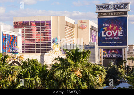 LAS VEGAS, NEVADA - 17 MAGGIO 2017: Vista della città di Las Vegas, Nevada, con cielo blu, spazio copia e resort casinò hotel in vista. Foto Stock