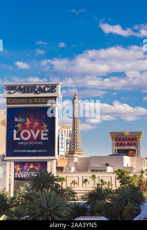 LAS VEGAS, NEVADA - 17 MAGGIO 2017: Vista della città di Las Vegas, Nevada, con cielo blu, spazio copia e resort casinò hotel in vista. Foto Stock