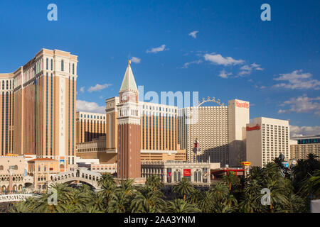 LAS VEGAS, NEVADA - 17 MAGGIO 2017: Vista della città di Las Vegas, Nevada, con cielo blu, spazio copia e resort casinò hotel in vista. Foto Stock