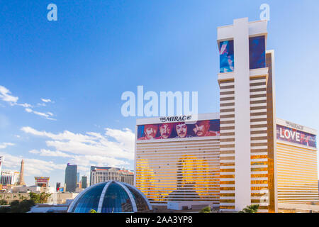 LAS VEGAS, NEVADA - 17 MAGGIO 2017: Vista della città di Las Vegas, Nevada, con cielo blu, spazio copia e resort casinò hotel in vista. Foto Stock