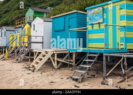 Pittoresca spiaggia di capanne sulla spiaggia a Nefyn, Llŷn Peninsula, Gwynedd, Galles Foto Stock