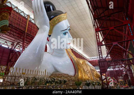 Il misuratore 66 Buddha reclinato di Chaukhtatgyi Pagoda di Yangon, Myanmar (Birmania), uno dei più grandi del paese. Foto Stock