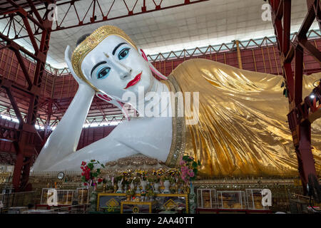 Il misuratore 66 Buddha reclinato di Chaukhtatgyi Pagoda di Yangon, Myanmar (Birmania), uno dei più grandi del paese. Foto Stock