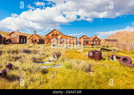 Antichità in campo nella città fantasma di Bodie California USA Foto Stock