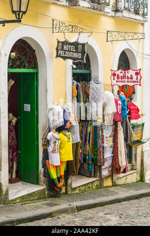 Salvador de Bahia, Brasile, - circa nel settembre 2019: vestiti e souvenir in vendita a Pelourinho - centro storico di Salvador Foto Stock