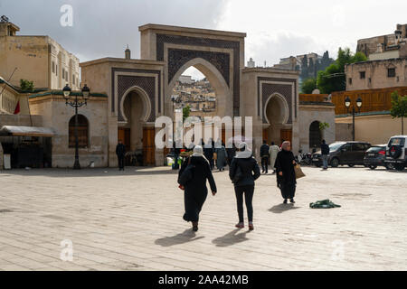 Fez, in Marocco. Il 9 novembre 2019. La gente che camminava sul luogo R'cif su una giornata autunnale Foto Stock