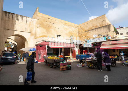 Fez, in Marocco. Il 9 novembre 2019. I venditori di frutta con il suo carrello su una strada nel vecchio quartiere ebraico Foto Stock