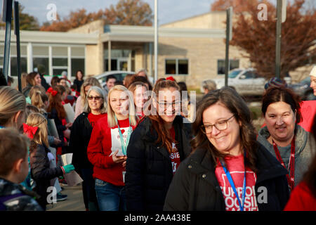 Prima di classi, gli insegnanti e gli studenti della scuola elementare partecipa al rosso per azione ed il giorno fuori Walk-In Rogers e Binford scuole elementari, Martedì, Novembre 19, 2019 in Bloomington, ind. Le scuole erano aperte oggi, ma alcuni distretti scolastici di tutta indiana hanno chiuso per il giorno come migliaia di insegnanti unisciti alla Walk-In all'Indiana Statehouse durante il rosso per azione ed il giorno. La Indiana membro Associazione Insegnanti la pagina Twitter membri gli insegnanti sono per chiedere una legislazione per aumentare la compensazione degli insegnanti, per tenere gli insegnanti innocuo da imparare e di abrogare PGP e Externship R Foto Stock