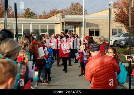 Prima di classi, gli insegnanti e gli studenti della scuola elementare partecipa al rosso per azione ed il giorno fuori Walk-In Rogers e Binford scuole elementari, Martedì, Novembre 19, 2019 in Bloomington, ind. Le scuole erano aperte oggi, ma alcuni distretti scolastici di tutta indiana hanno chiuso per il giorno come migliaia di insegnanti unisciti alla Walk-In all'Indiana Statehouse durante il rosso per azione ed il giorno. La Indiana membro Associazione Insegnanti la pagina Twitter membri gli insegnanti sono per chiedere una legislazione per aumentare la compensazione degli insegnanti, per tenere gli insegnanti innocuo da imparare e di abrogare PGP e Externship R Foto Stock