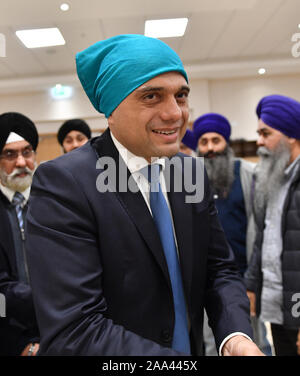 Il cancelliere dello scacchiere Sajid visite Javid Nanaksar Gurdwara a Coventry mentre sul sentiero di campagna prima delle elezioni generali. Foto Stock