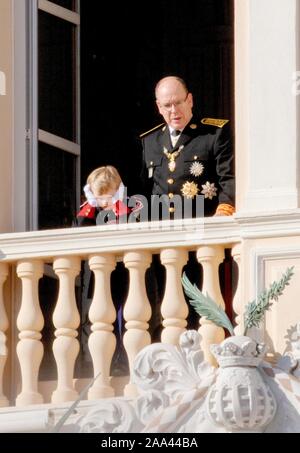 Monaco Ville, Monaco. Xix Nov, 2019. Prince Albert e il Principe Jacques presso il Palazzo Principesco a Monaco-Ville, il 19 novembre 2019, in occasione della celebrazione del Monaco?s Giornata Nazionale Credito: Albert Nieboer/ Paesi Bassi OUT/point de vue OUT |/dpa/Alamy Live News Foto Stock