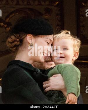 Monaco Ville, Monaco. Xix Nov, 2019. Beatrice Borromeo e Francesco Casiraghi presso il Palazzo Principesco a Monaco-Ville, il 19 novembre 2019, in occasione della celebrazione del Monaco?s Giornata Nazionale Credito: Albert Nieboer/ Paesi Bassi OUT/point de vue OUT |/dpa/Alamy Live News Foto Stock