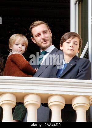 Monaco Ville, Monaco. Xix Nov, 2019. Pierre Casiraghi e Stefano Casiraghi presso il Palazzo Principesco a Monaco-Ville, il 19 novembre 2019, in occasione della celebrazione di Monaco della Giornata Nazionale Credito: Albert Nieboer/ Paesi Bassi OUT/point de vue OUT |/dpa/Alamy Live News Foto Stock