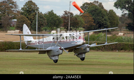 DH-89un drago Rapide 6 G-AGSH in atterraggio a Old Warden Aerodrome, Bedfordshire Foto Stock