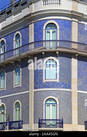 Un tradizionale blu edificio piastrellato a Lisbona, Portogallo. Foto Stock
