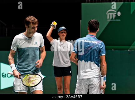 Caja Magica, Madrid, Spagna. Il 19 Novembre, 2019. Tennis Doubles: Coppa Davis finale Madrid 2019 - Alexander Bublik (KAZ) e Mikhail Kukushkin (KAZ) vs Robin Haase (NLD) e Jean-Julien Rojer (NLD). Caja Magica, Madrid, Spagna. Credito: EnriquePSans/Alamy Live News Foto Stock