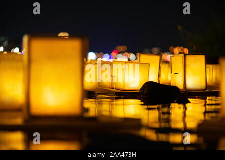 La lampada flottante è un tipo di lampada che galleggia sulla superficie dell'acqua. ( Lampada di fiume o di lago o di lampada lanterna mobile ) Foto Stock