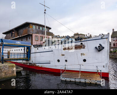 Saldare i lavori di costruzione su Ocean Mist conversione a luxury hotel galleggiante, la Riva, Leith, Edimburgo, Scozia, Regno Unito Foto Stock