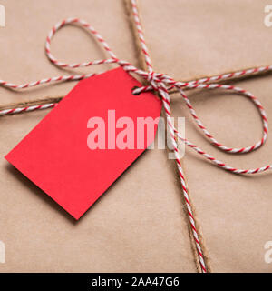 Etichetta rossa con uno spazio vuoto per firmare il regalo di Natale box Foto Stock