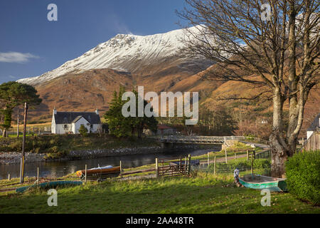 Corran un minuscolo villaggio sulle rive di Loch Hourn, Arnisdale, Scotland, Regno Unito Foto Stock