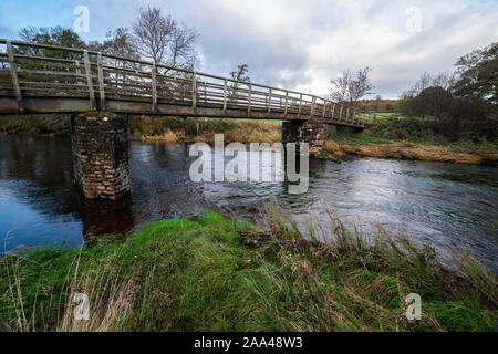 Ponte in legno sul fiume Lowther, nei pressi di balena, in Cumbria Foto Stock