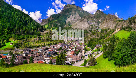 Bella Cortina d' Ampezzo village,vista con cattedrale,case e montagne,Veneto,l'Italia. Foto Stock