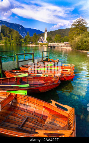 Incredibile idilliaco lago di Bohinj in Slovenia. La bellezza di Natura Foto Stock