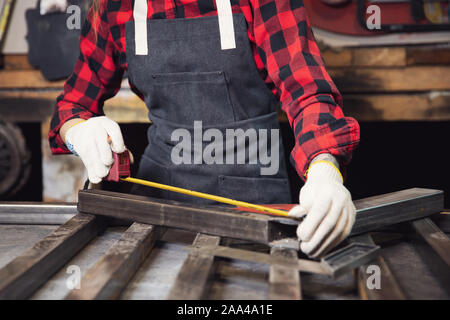 Engineer collabora con strutture metalliche utilizzate con un righello. Foto Stock