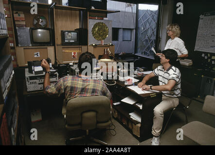 16 Luglio 1993 durante l'assedio di Sarajevo: Hilary marrone (ABC News corrispondente) modifica le notizie del giorno storia in cui la ABC News ufficio nell'edificio BHRT. Foto Stock