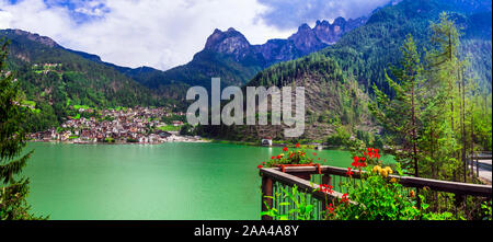 Suggestivo lago di Alleghe e village,della provincia di Belluno,Veneto,l'Italia. Foto Stock