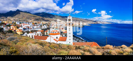 Bella città di Candelaria,vista con la vecchia cattedrale,mare e monti,Tenerife island,Spagna. Foto Stock