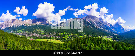 Impressionante Cortina d' Ampezzo village,Veneto,l'Italia. Foto Stock