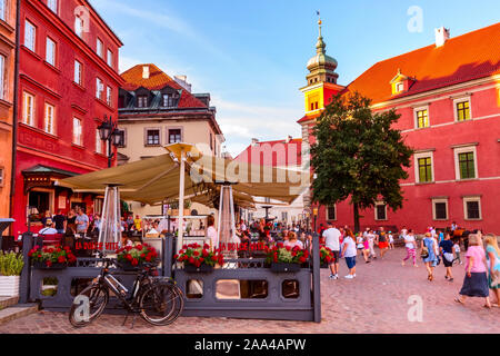 Varsavia, Polonia - 24 Giugno 2019: Case colorate e Royal Castle Square nella Città Vecchia di capitale polacco Foto Stock