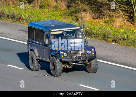 1986 Black Land Rover; con scarico da snorkeling, traffico veicolare nel Regno Unito, trasporto, veicoli moderni, berline, auto a sud sull'autostrada M61 a 3 corsie. Foto Stock