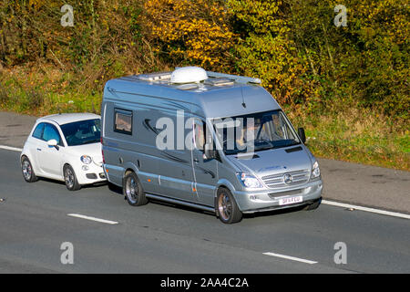 2011 Mercedes-Benz Sprinter 313 CDI il traino di piccola famiglia auto; Regno Unito il traffico veicolare, trasporti, veicoli moderni, carrozze salone, sud-bound motoring sulla corsia di 3 M61 Autostrada autostrada. Foto Stock