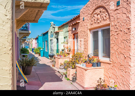 Dipinto di colorate case a corte veneziana, in una zona residenziale balneare in Capitola California USA Foto Stock