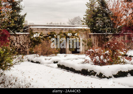 Rochester, New York, Stati Uniti d'America. Novembre 15, 2019. Bellissimo giardino formale del George Eastman Museum di Rochester, New York coperto di neve Foto Stock